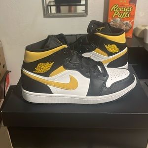 AIR JORDAN 1 MIDS SIZE 9.5 MENS WHITE/POLLEN-BLACK